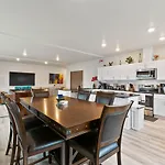 Huge-Fun-Trendy Apt By Perry District & Downtown