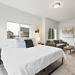 Huge-Fun-Trendy Apt By Perry District & Downtown